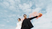 chinese bride and groom holding pink smoke bomb